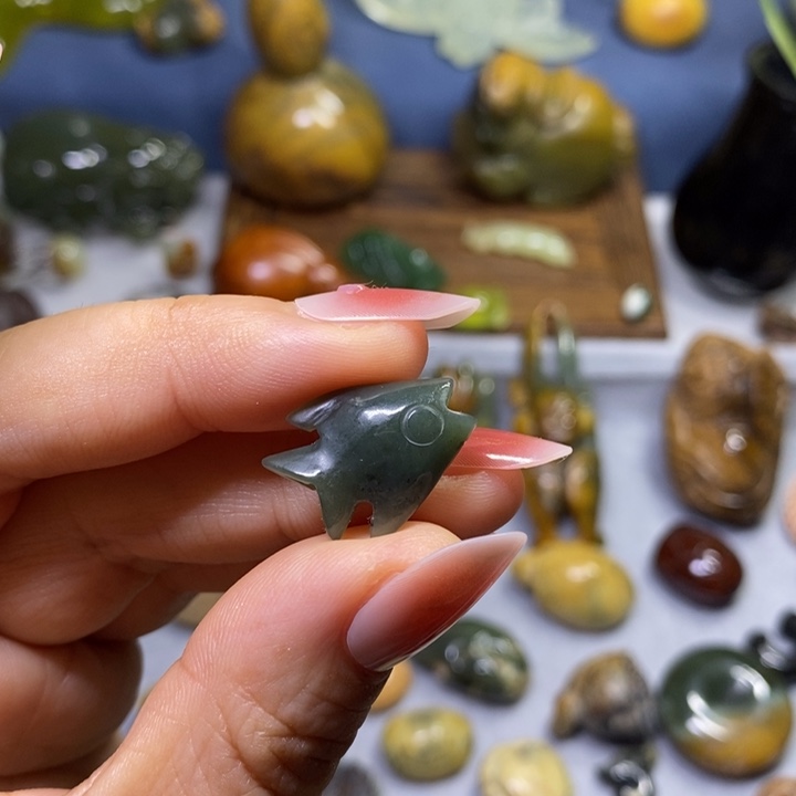 透闪石质玉未镶嵌挂件通孔小鱼