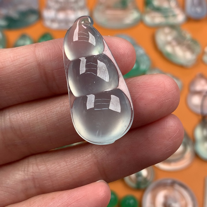 翡翠挂件未镶嵌…