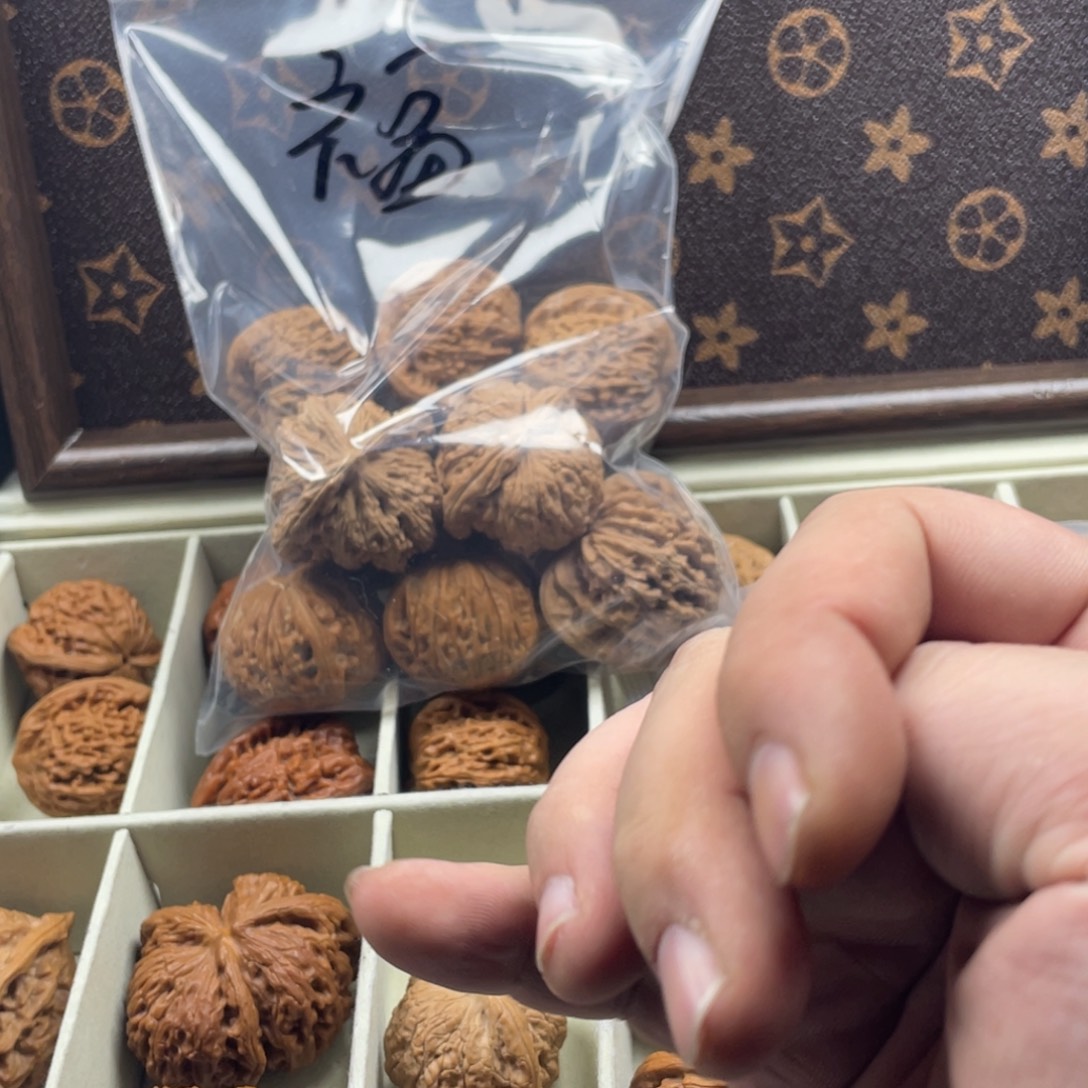 文玩核桃吊坠哈哈哈哈好想知道有一