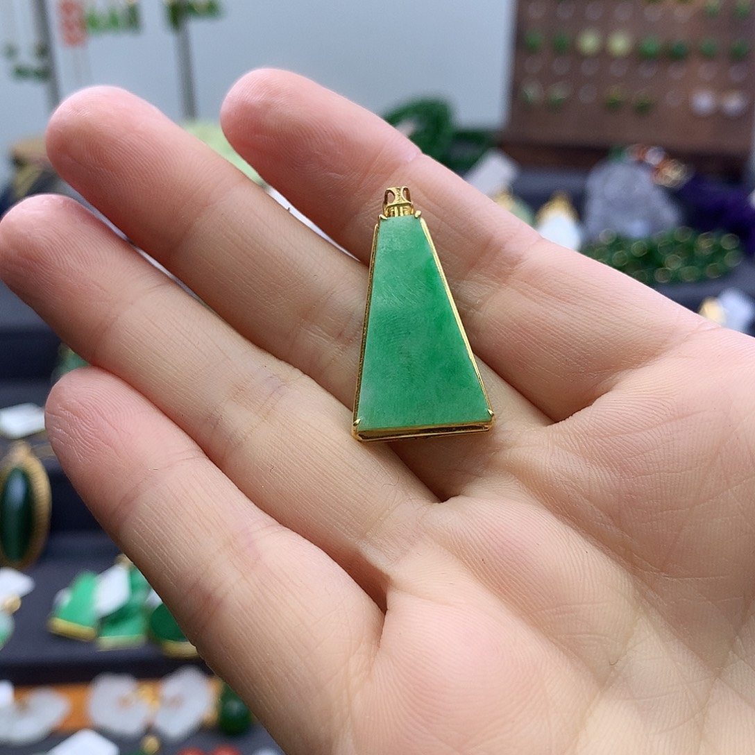 颈饰18K金镶嵌翡翠