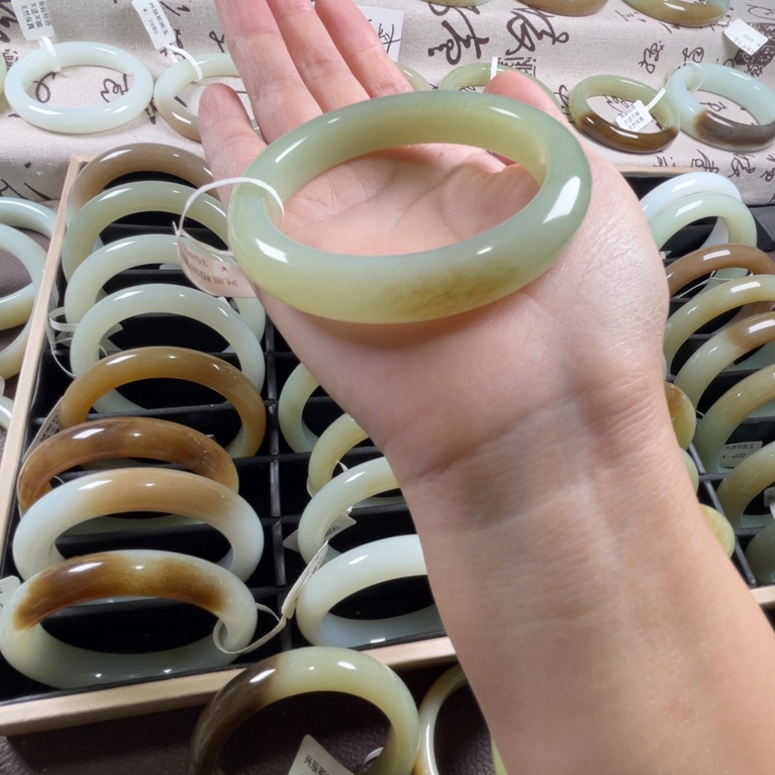 和田玉未镶嵌手镯