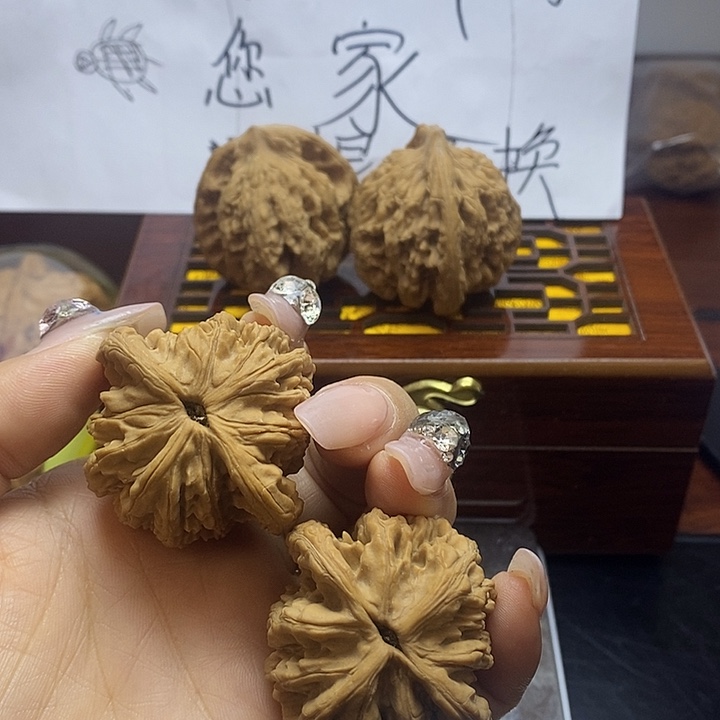 文玩核桃吊坠虎头