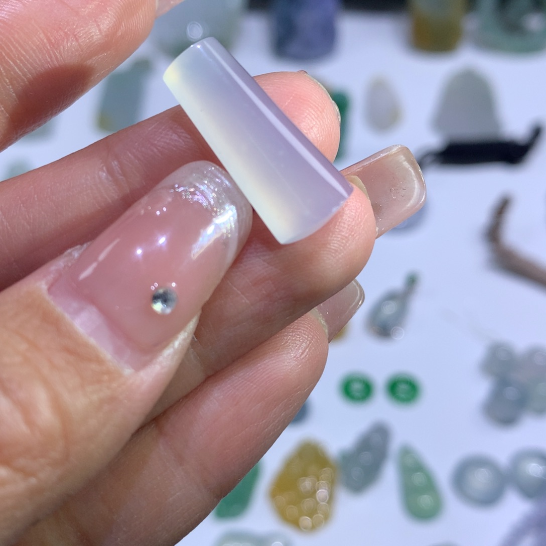 翡翠颈饰未镶嵌无事牌