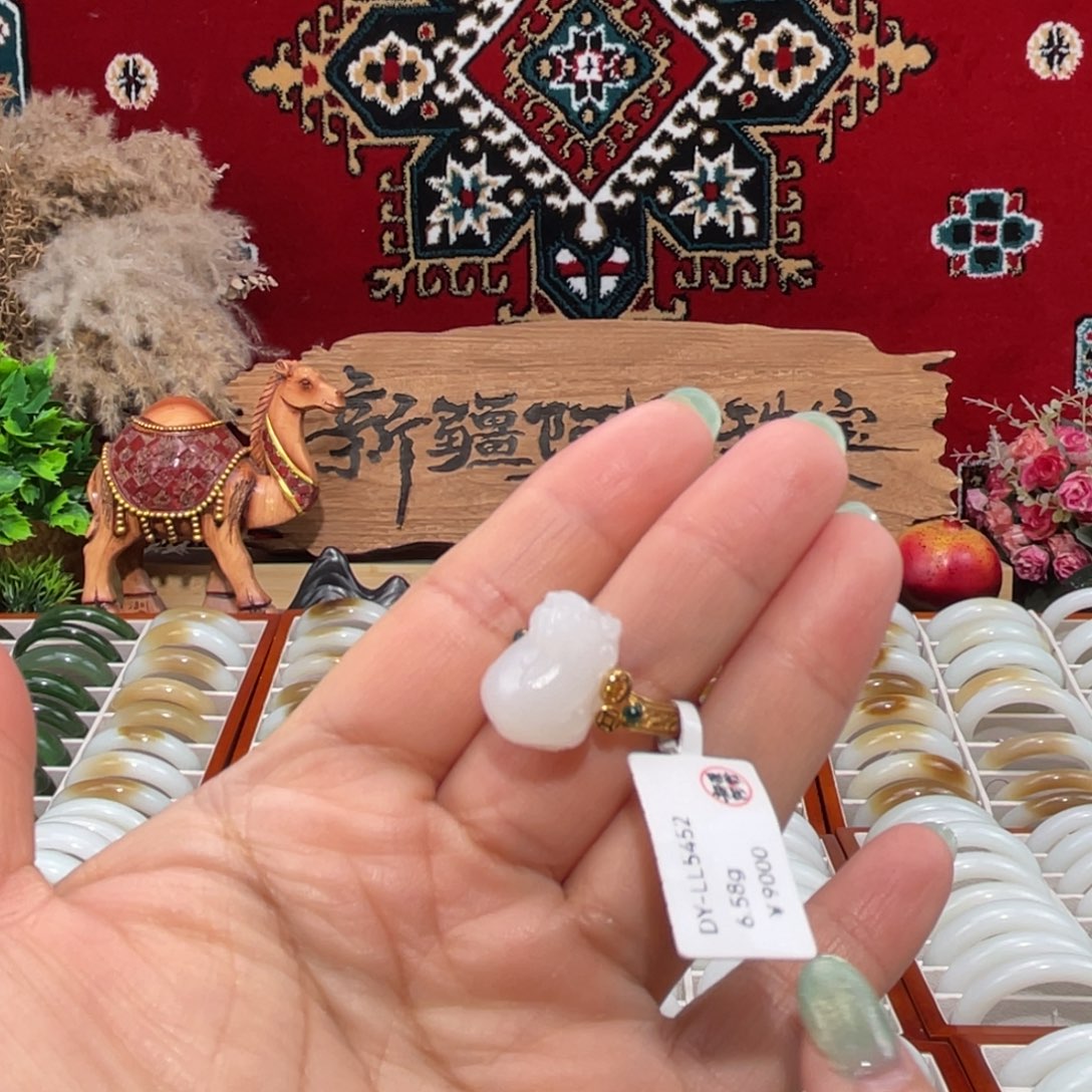 18K金镶嵌戒指和田玉天然羊脂玉貔貅金镶玉