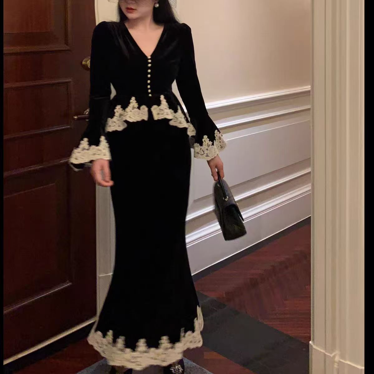 秋冬新款法式宫廷风复古喇叭袖重工刺绣黑金丝绒套装8526