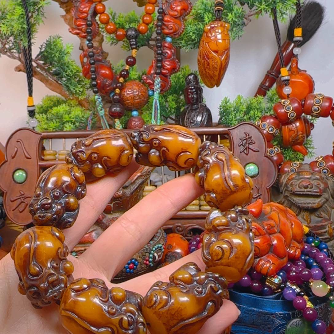 琥珀裸石未镶嵌貔貅