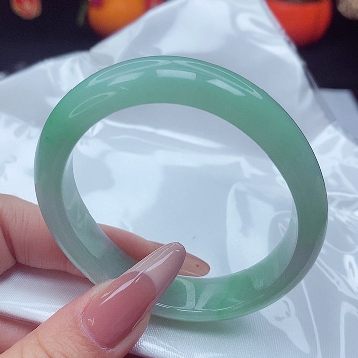 翡翠手镯未镶嵌56圈