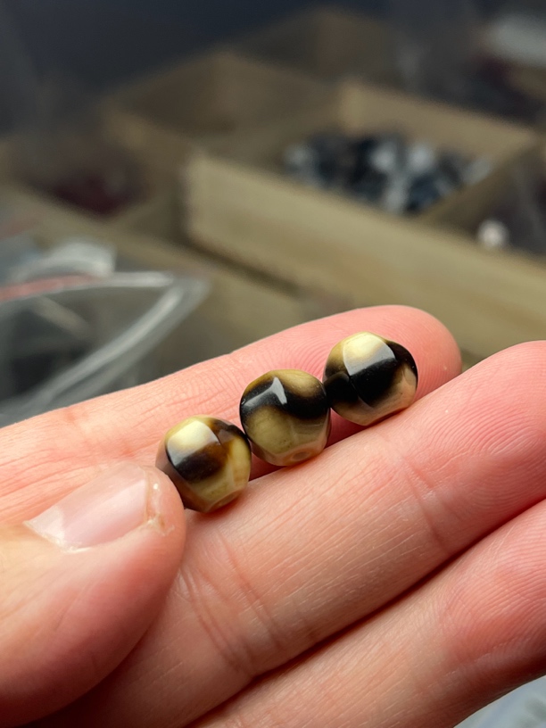 天珠台珠玛瑙虎牙六棱桶珠直径接近11mm多样发其中一颗
