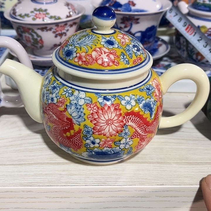 瓷片景德镇陶瓷茶壶。黄。