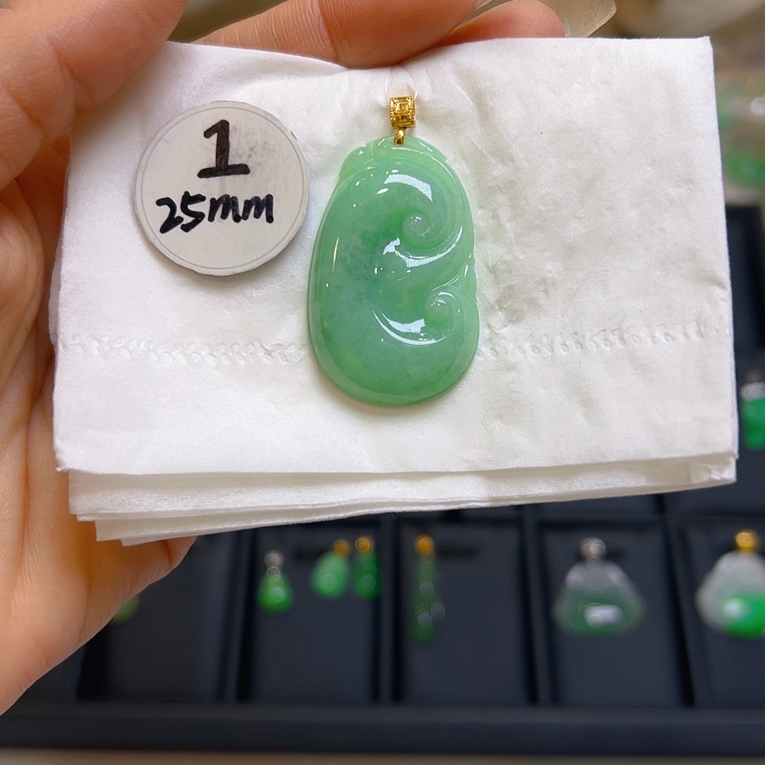 翡翠颈饰18K金镶嵌翡翠