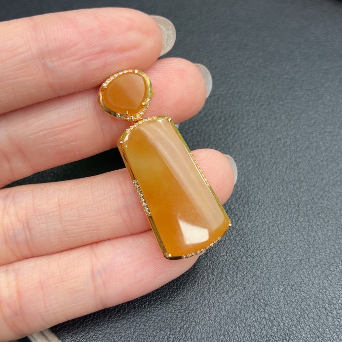 翡翠18K金镶嵌颈饰