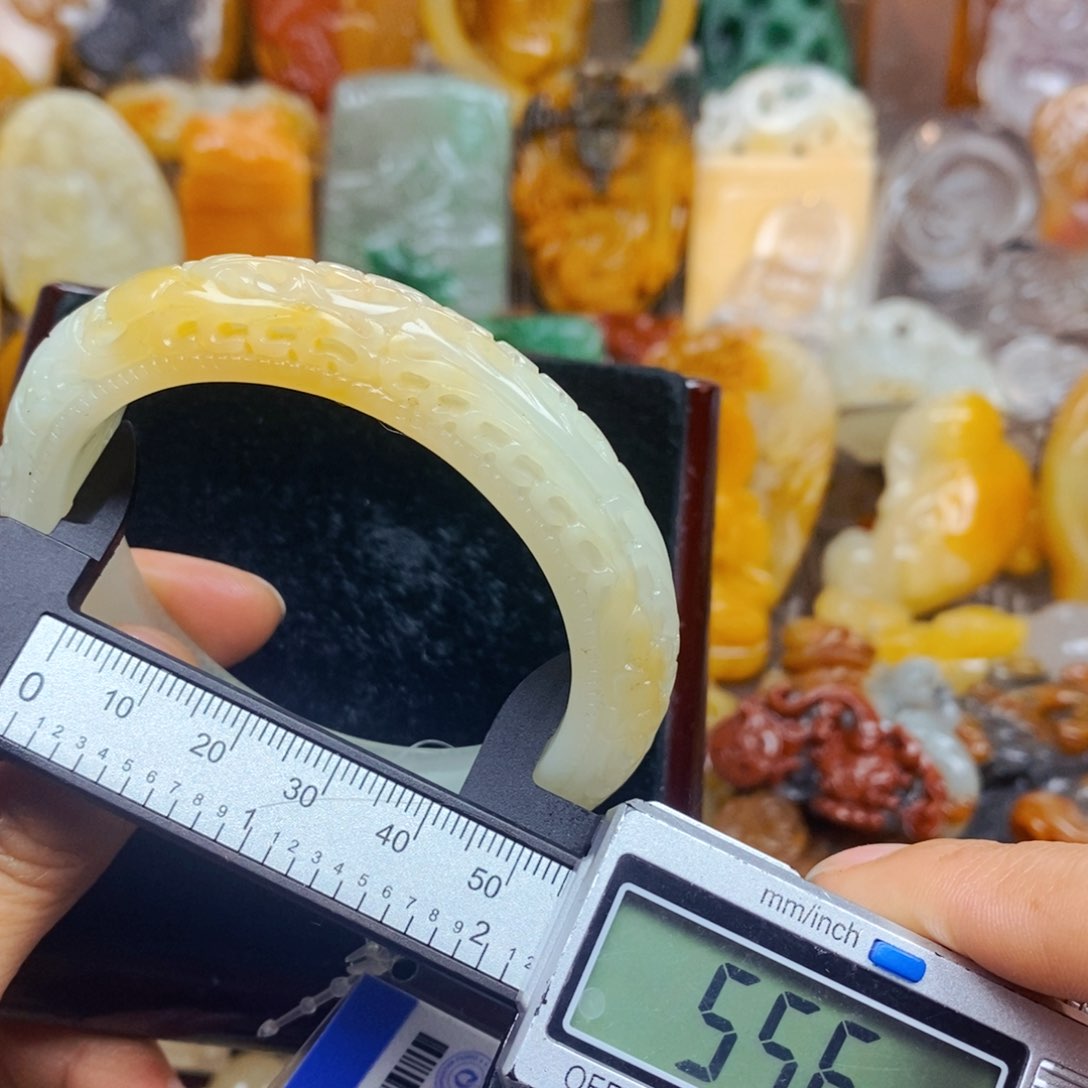 石英质玉（黄龙玉）未镶嵌颈饰