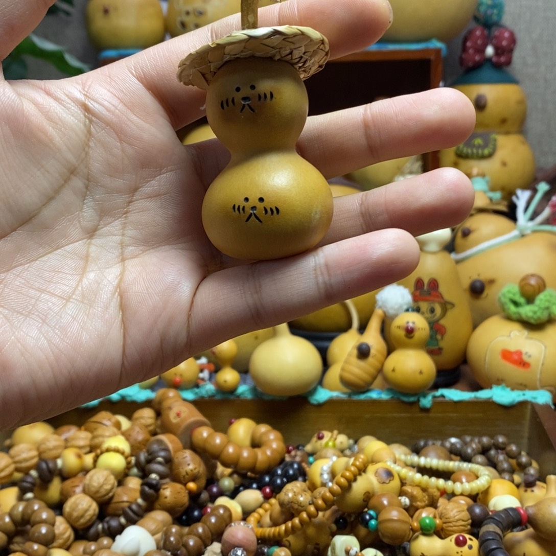 双脸卡皮小草帽摆件