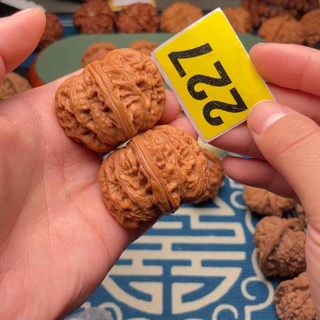 ：***）文玩核桃吊坠43元宝227号