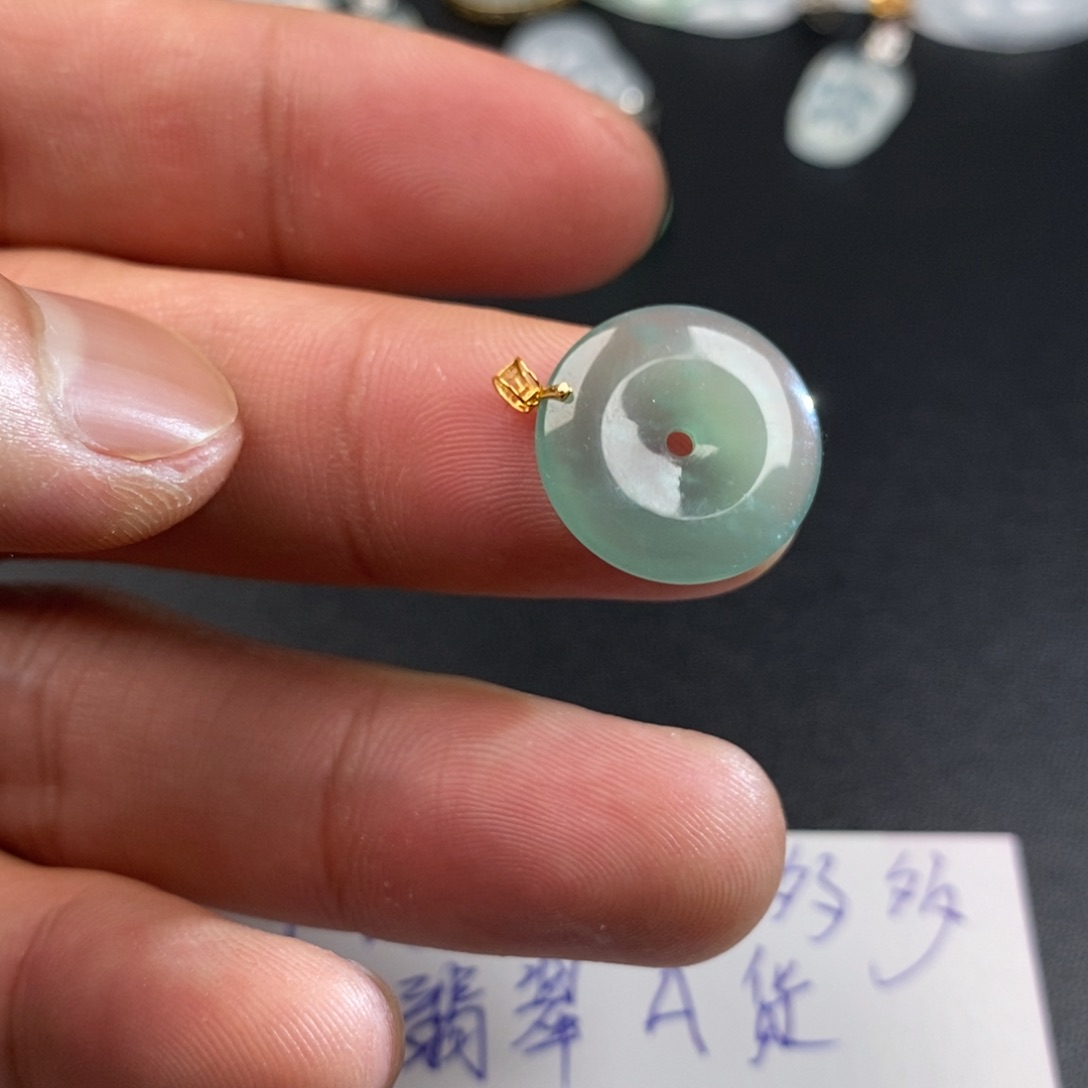 颈饰18K金镶嵌翡翠