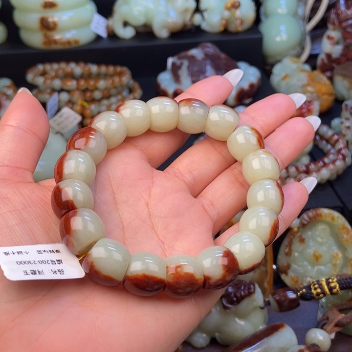 臣***衣岫岩河磨玉（透闪石质玉）未镶嵌手链