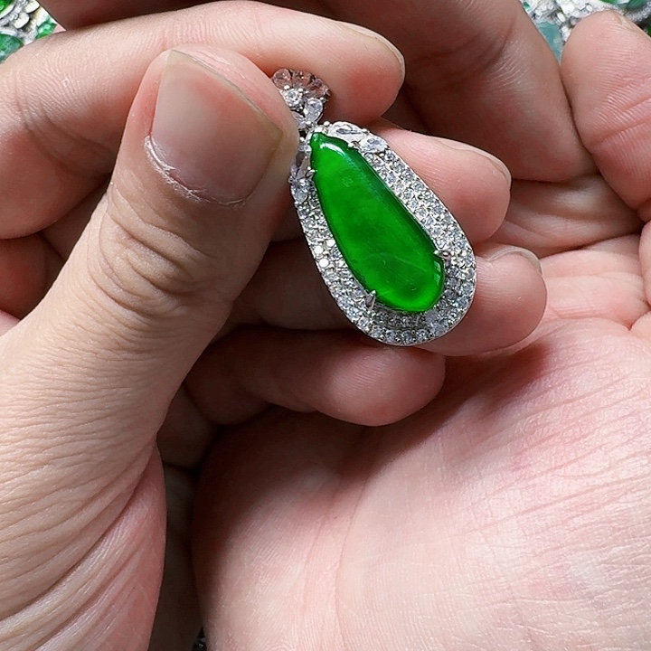 翡翠颈饰未镶嵌天然A货翡翠放漏