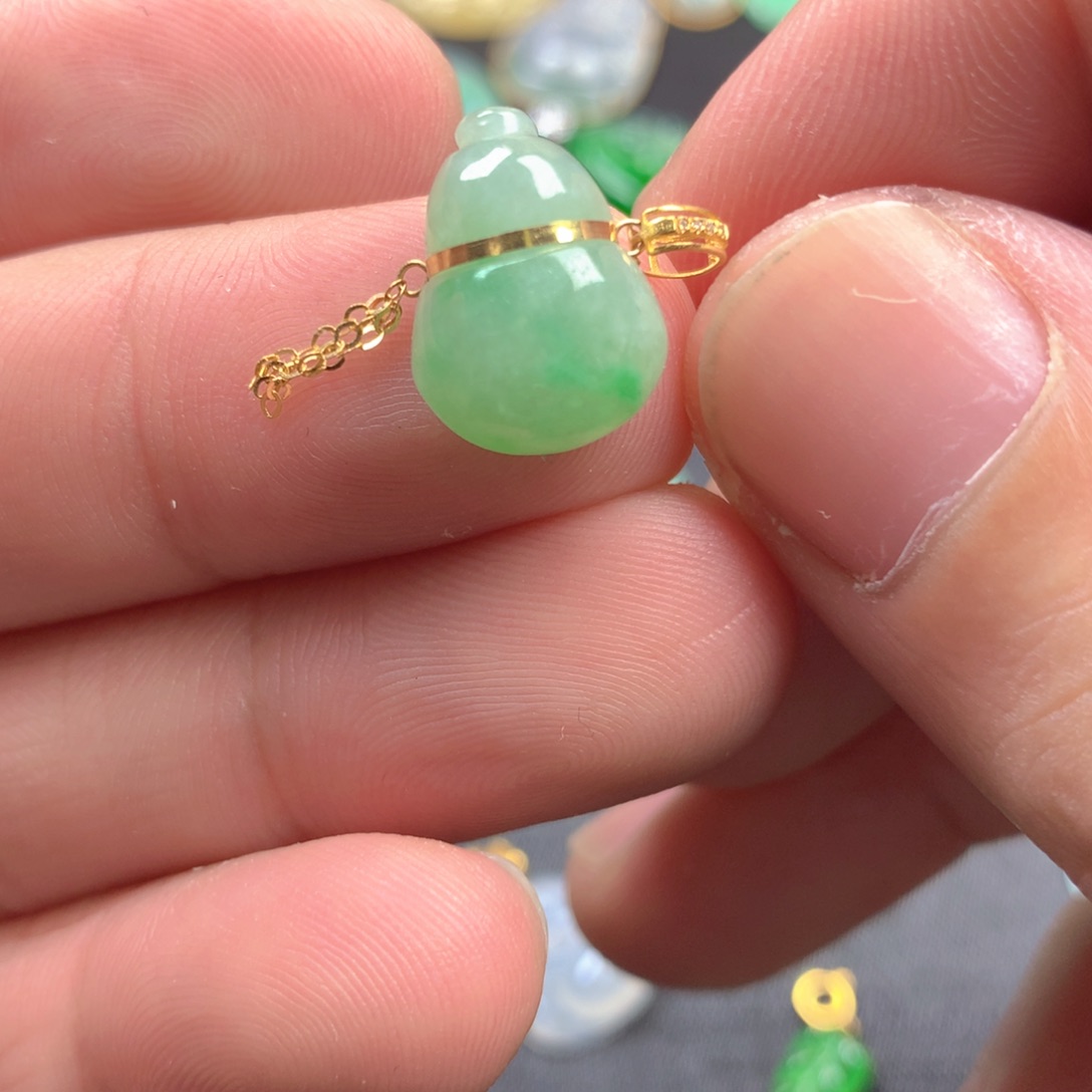 【闪购商品】颈饰18K金镶嵌翡翠有纹裂