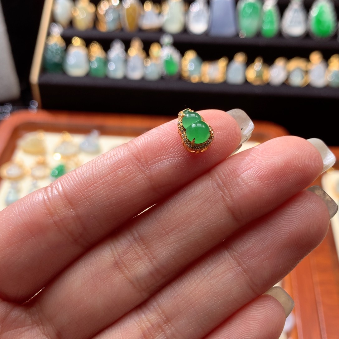 翡翠颈饰18K金镶嵌小*.翡翠