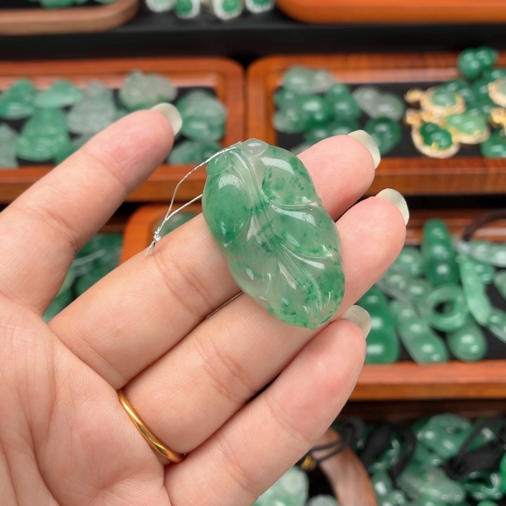 石英质玉未镶嵌颈饰