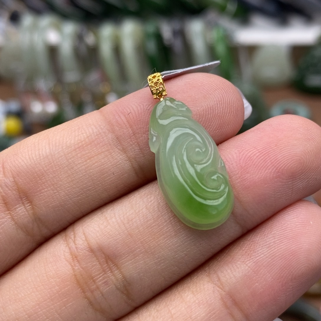 颈饰18K金镶嵌和田玉