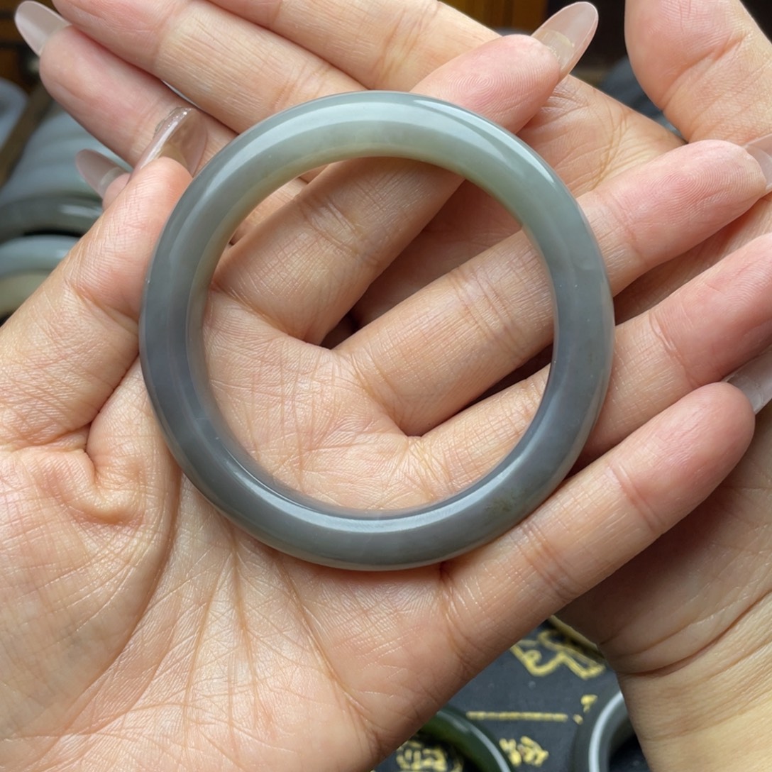 杨***立和田玉未镶嵌手镯有纹