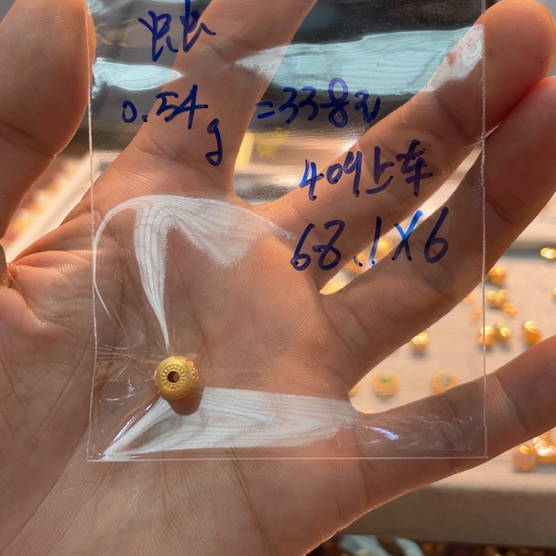 颈饰18K金镶嵌和田玉虫*
