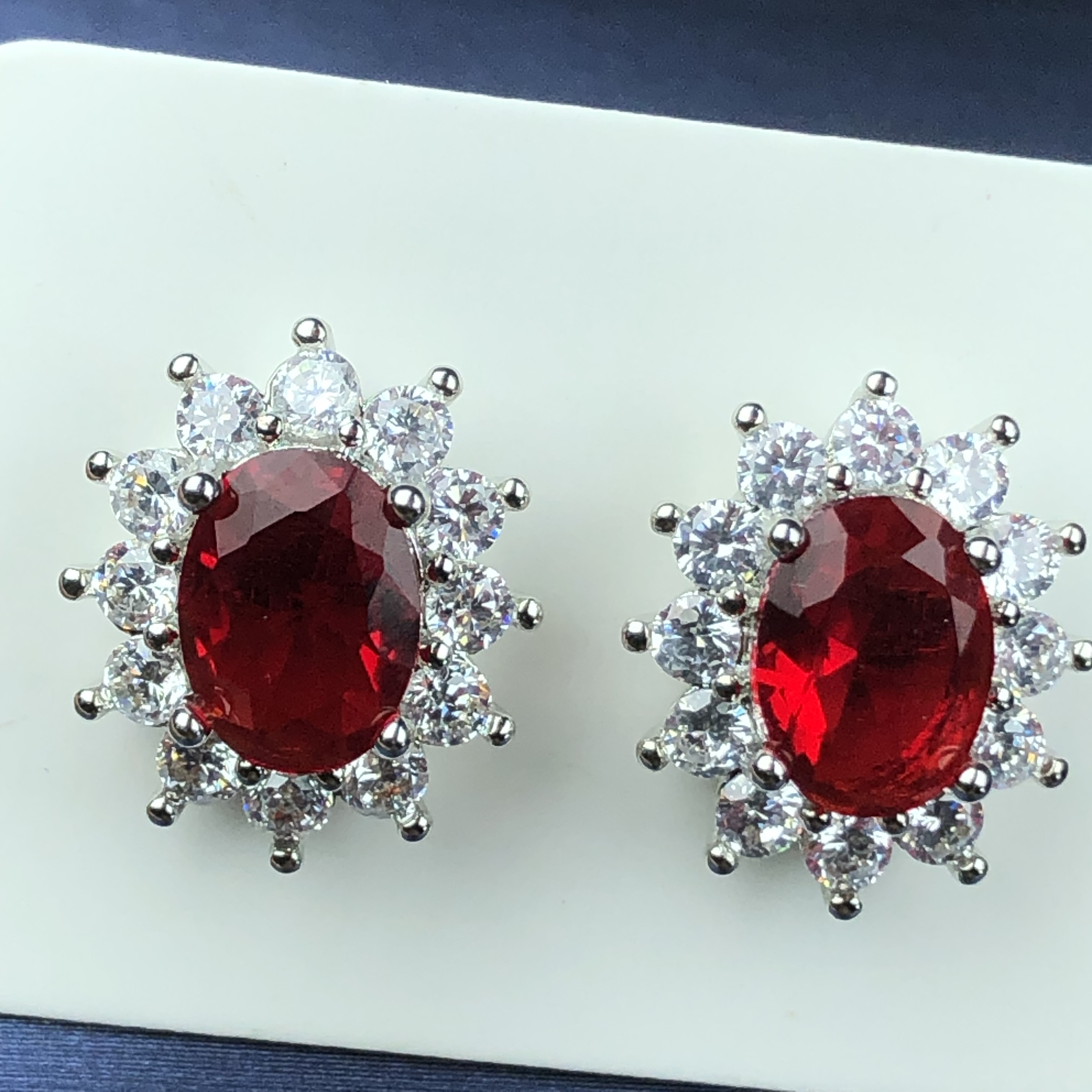 31104宝红色耳钉开口可调节气质轻奢经典