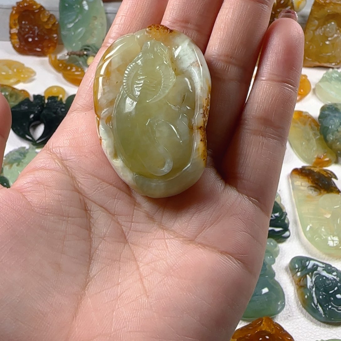 蛇纹石玉颈饰未镶嵌