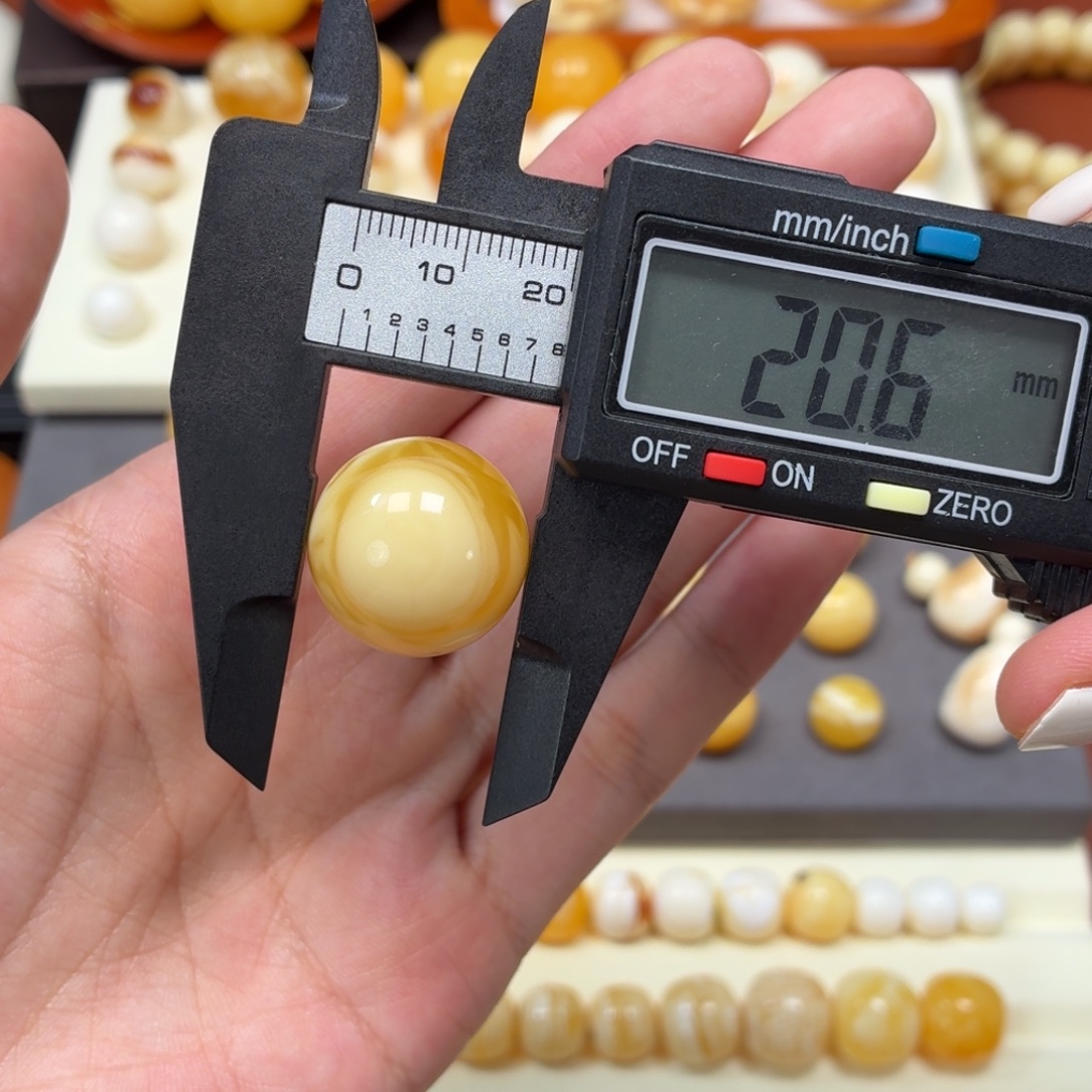 琥珀未镶嵌珠宝奇石俄料浓蜡溶洞圆珠20.6mm