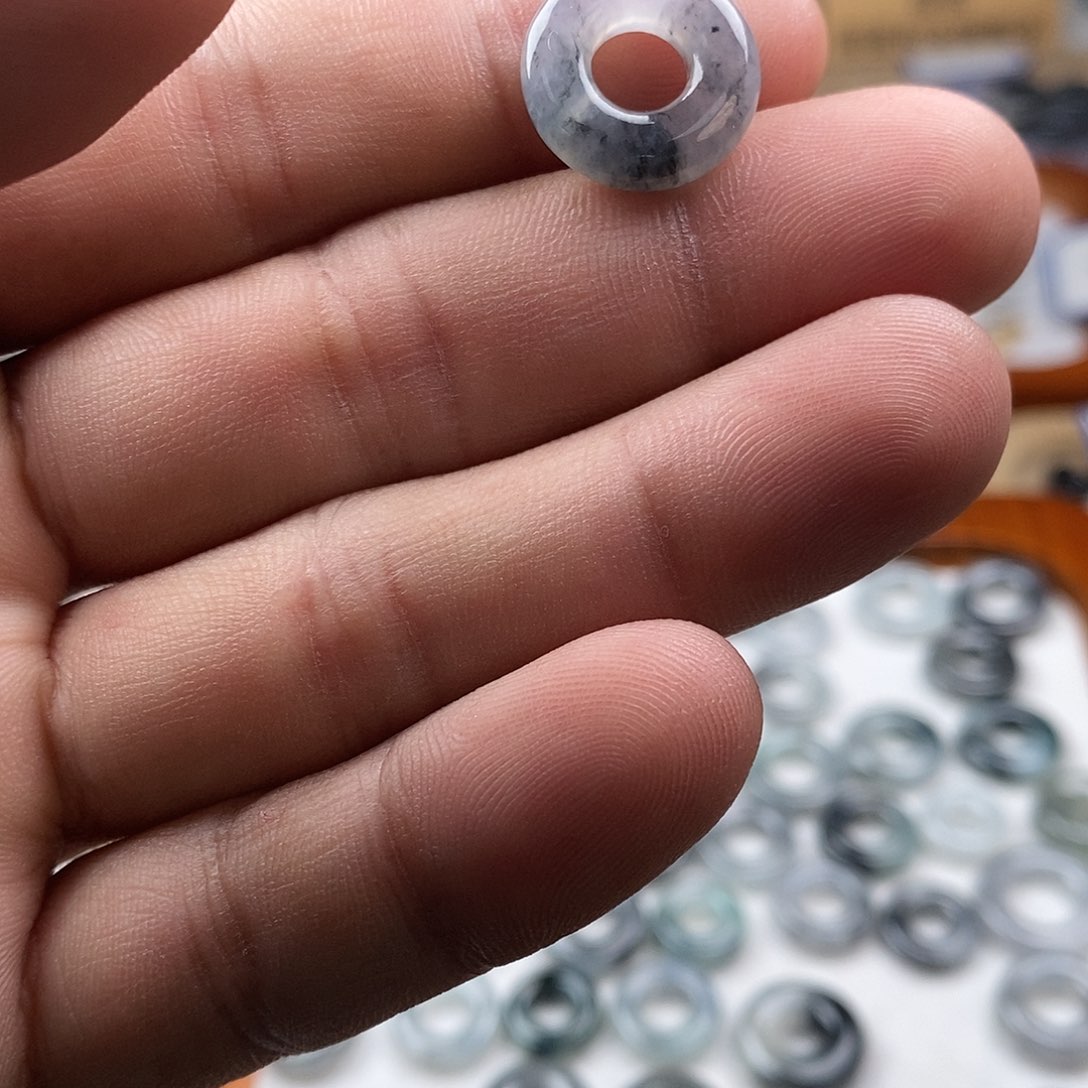 翡翠颈饰未镶嵌达*乌鸡甜甜圈