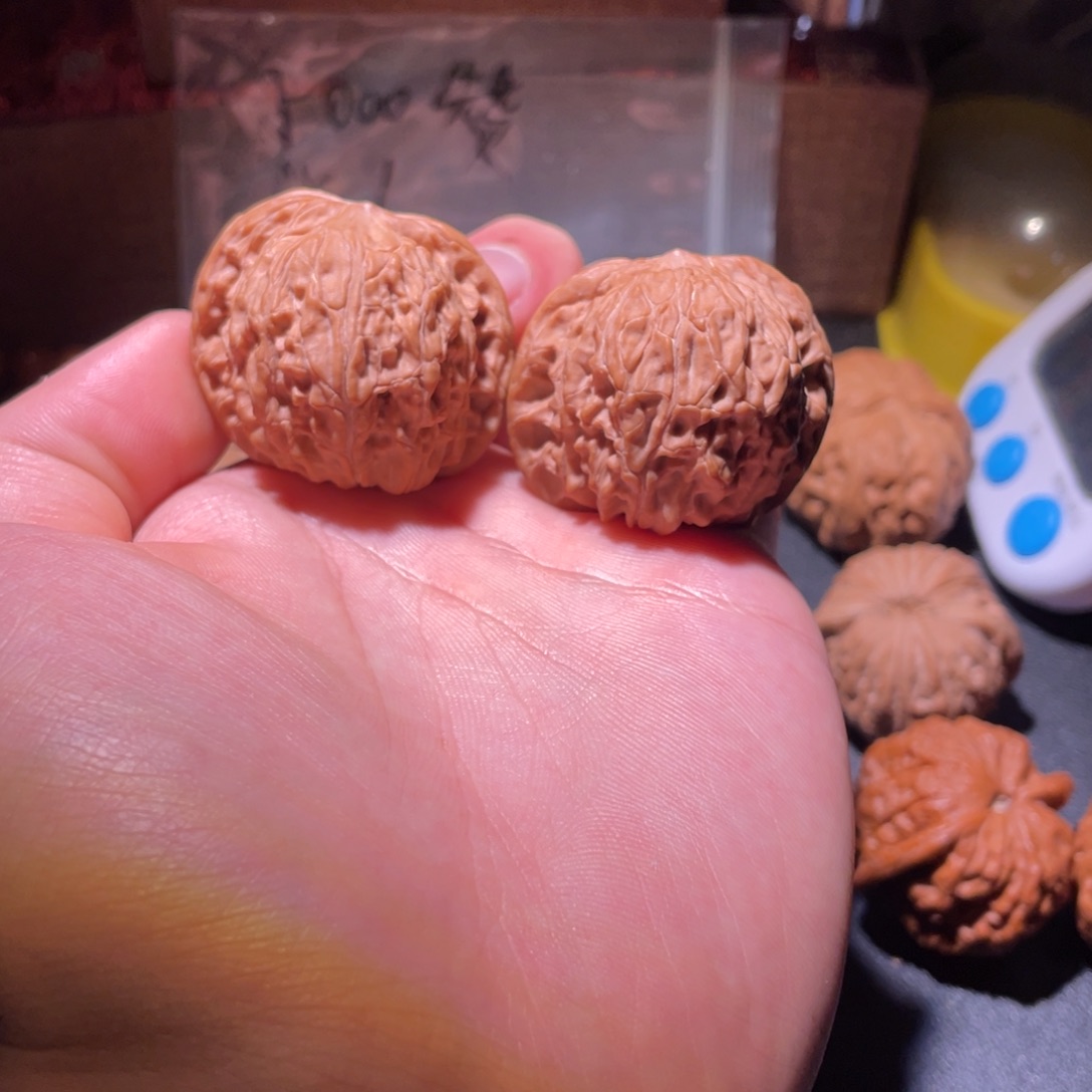 文玩核桃吊坠山地红皮磨