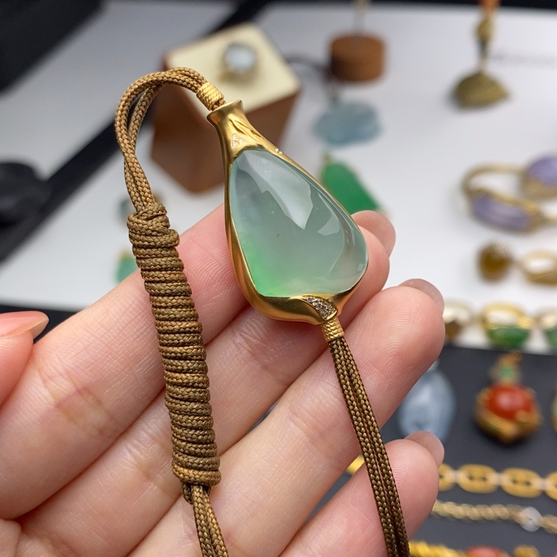 翡翠18K金镶嵌颈饰竹节宝瓶