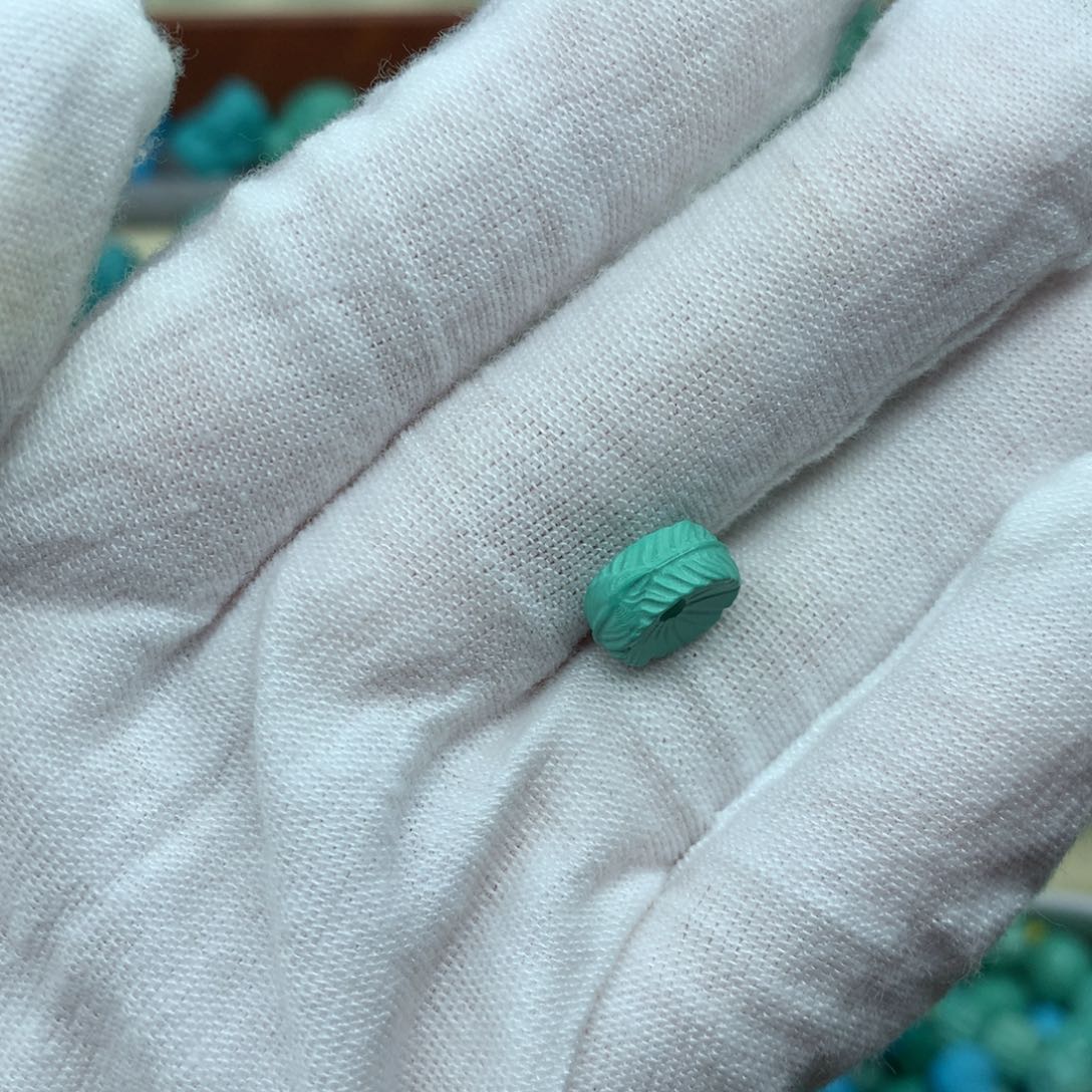 高瓷绿羽毛扣隔珠尺寸10