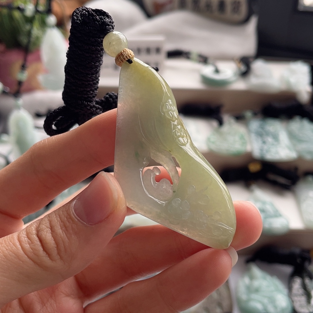 翡翠未镶嵌颈饰悟道