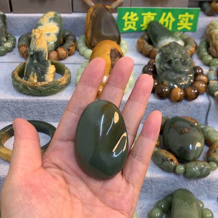 伊***神岫岩河磨玉（透闪石质玉）未镶嵌把件