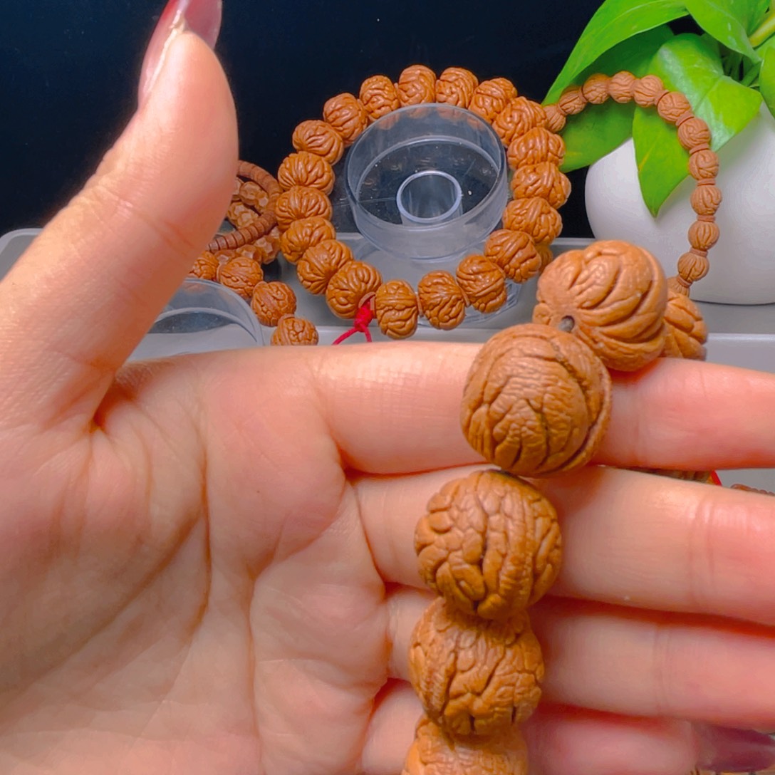 崇***君秦岭龙纹桃核手串