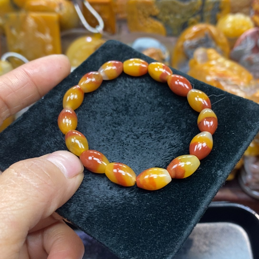 未镶嵌石英质玉（黄龙玉）颈饰