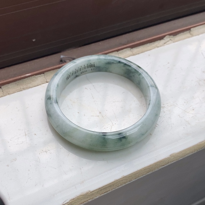 翡翠手镯未镶嵌翡翠手镯