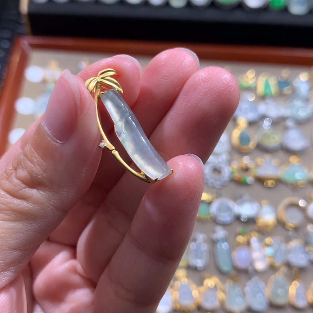 翡翠18K金镶嵌颈饰竹节