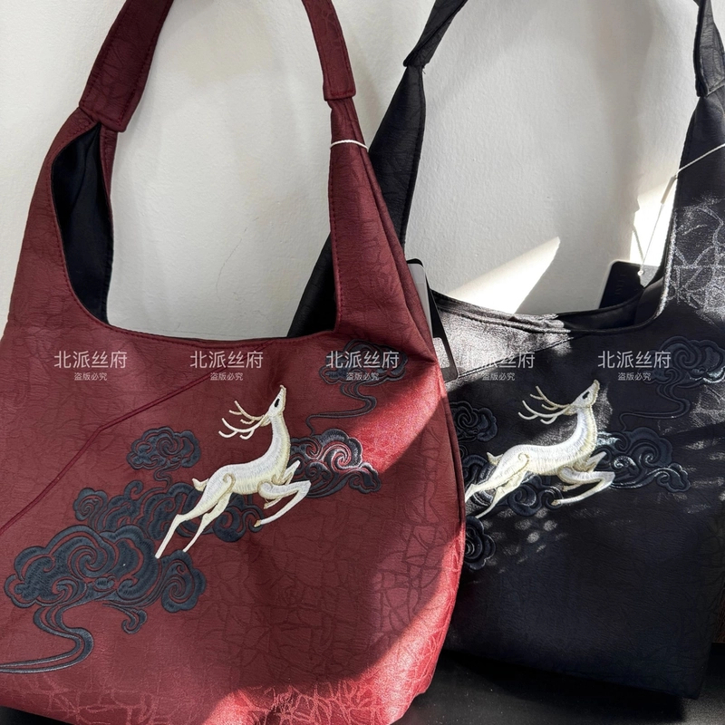 【鹿踏祥云】33*26刺绣新款重磅刺绣龟裂纹单肩手提大包大容量百搭