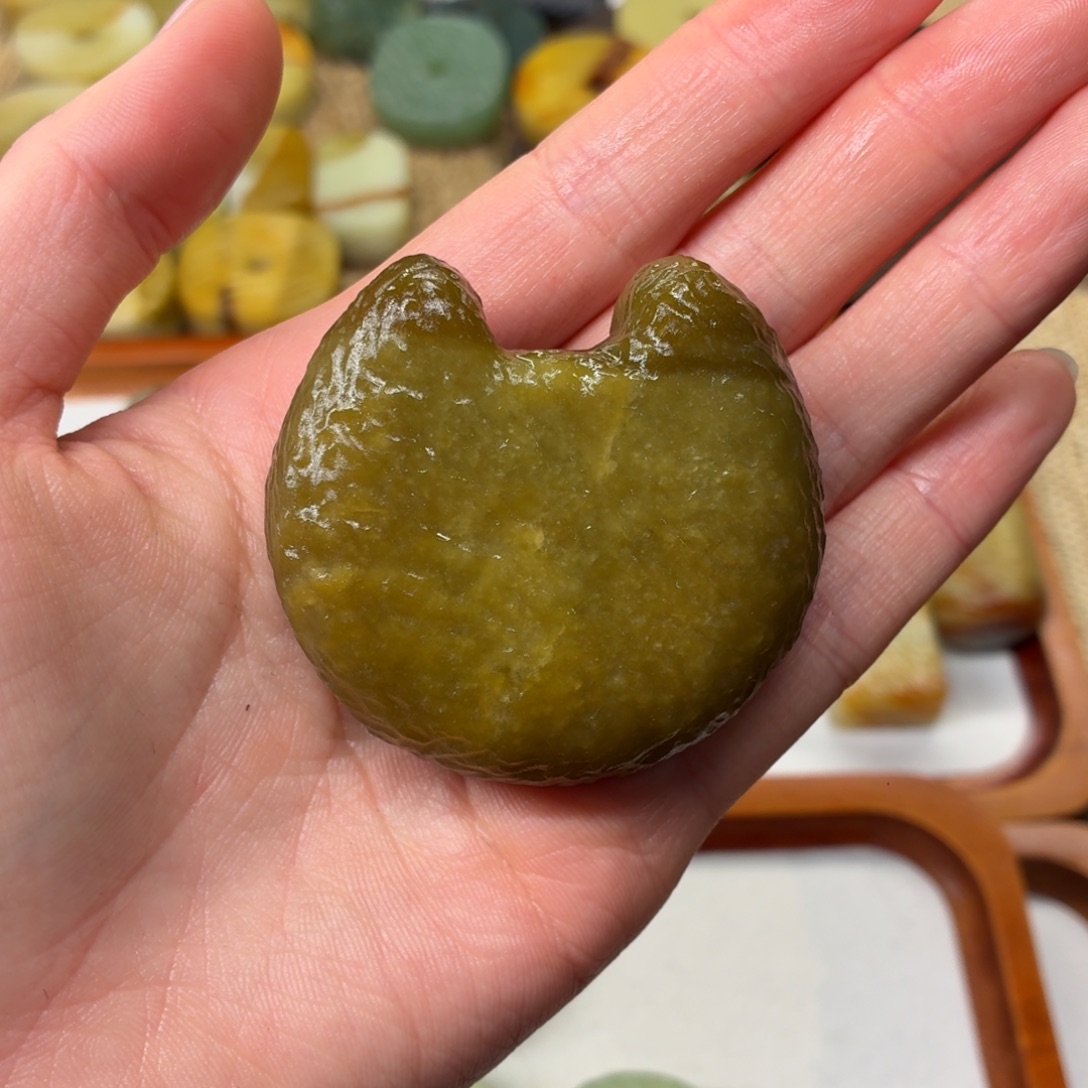 芜***葟蛇纹石玉未镶嵌颈饰