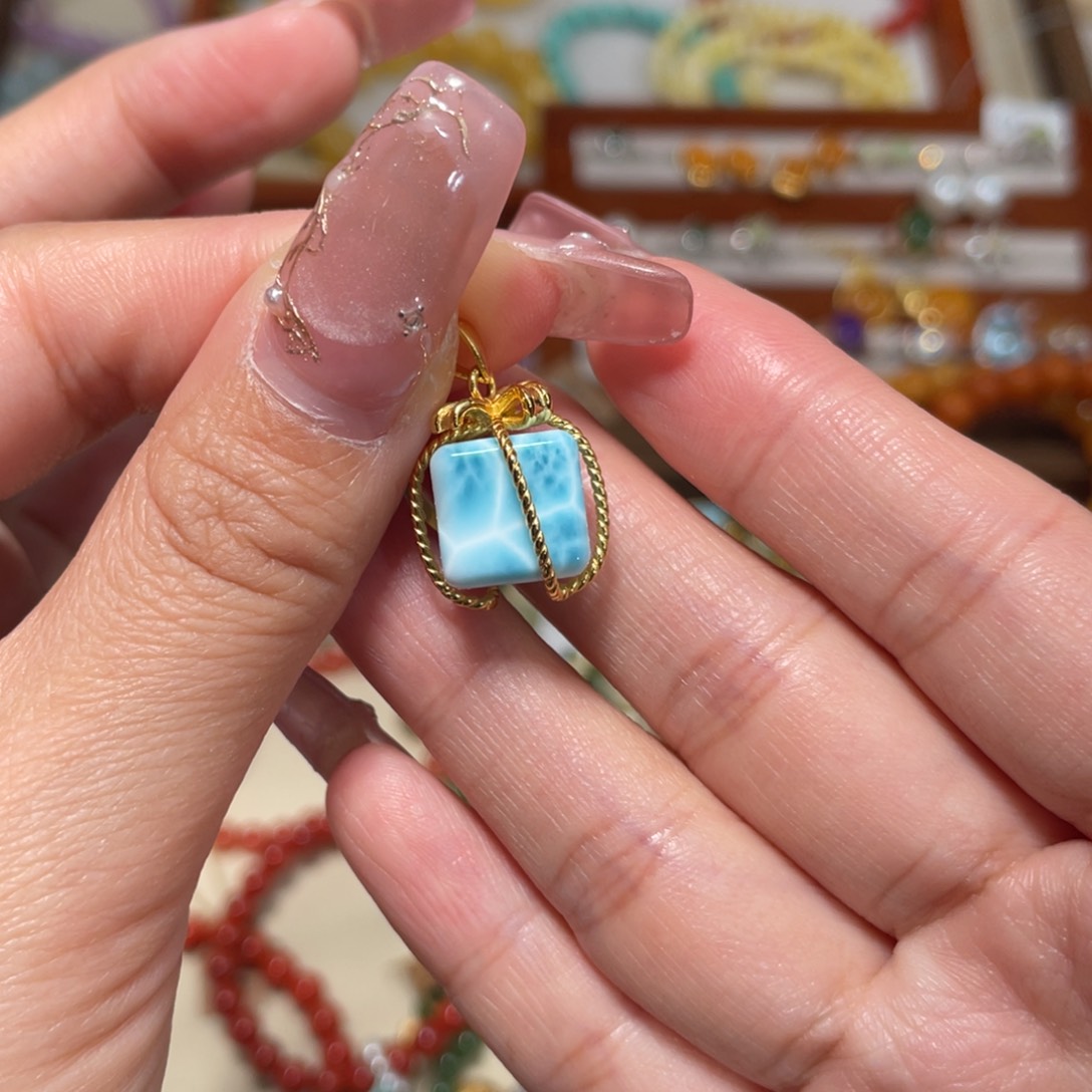 南红玛瑙吊坠未镶嵌