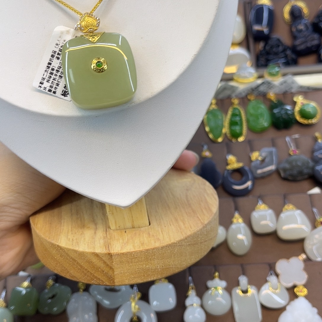 和田玉18K金镶嵌吊坠(赠链)