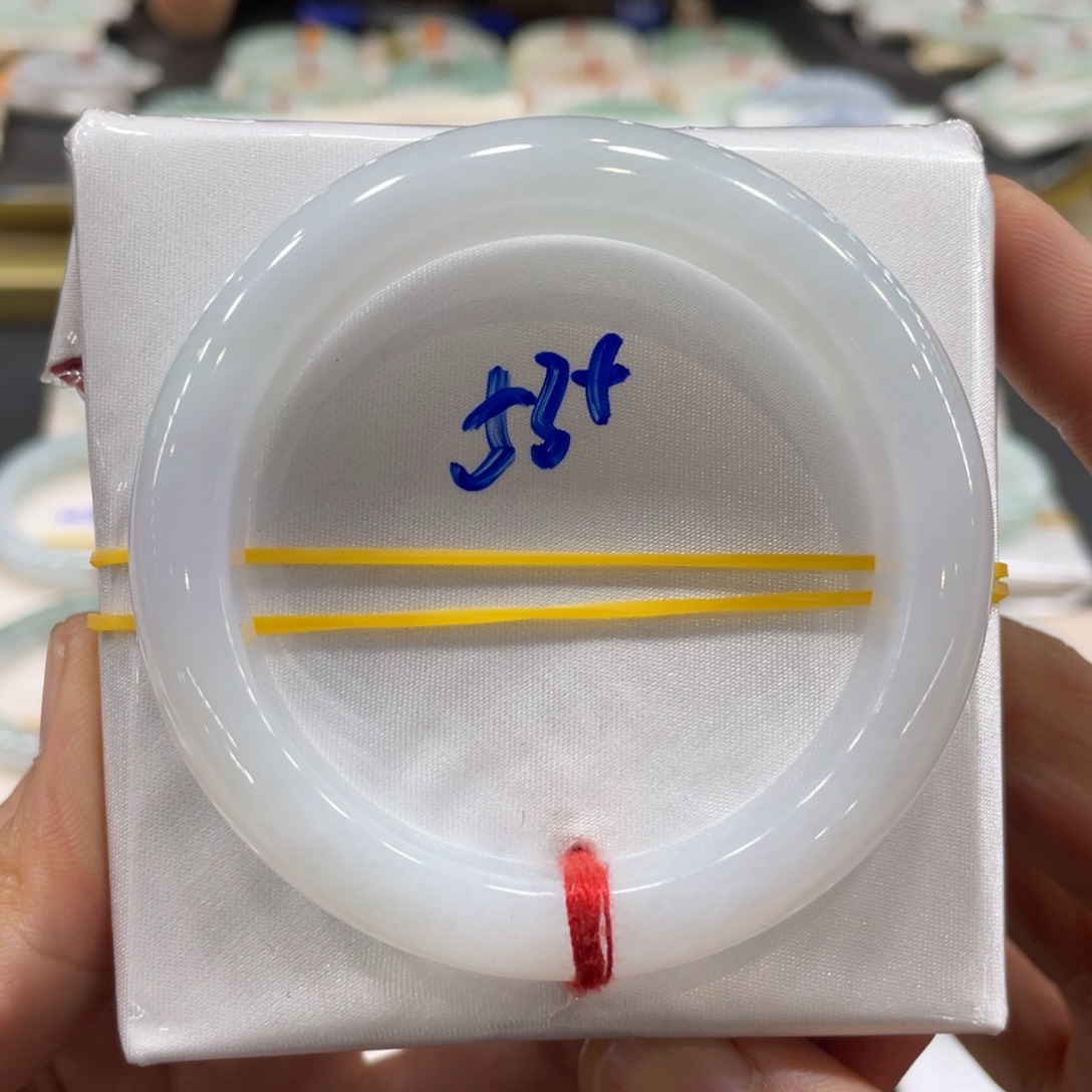 翡翠手镯未镶嵌翡翠手镯