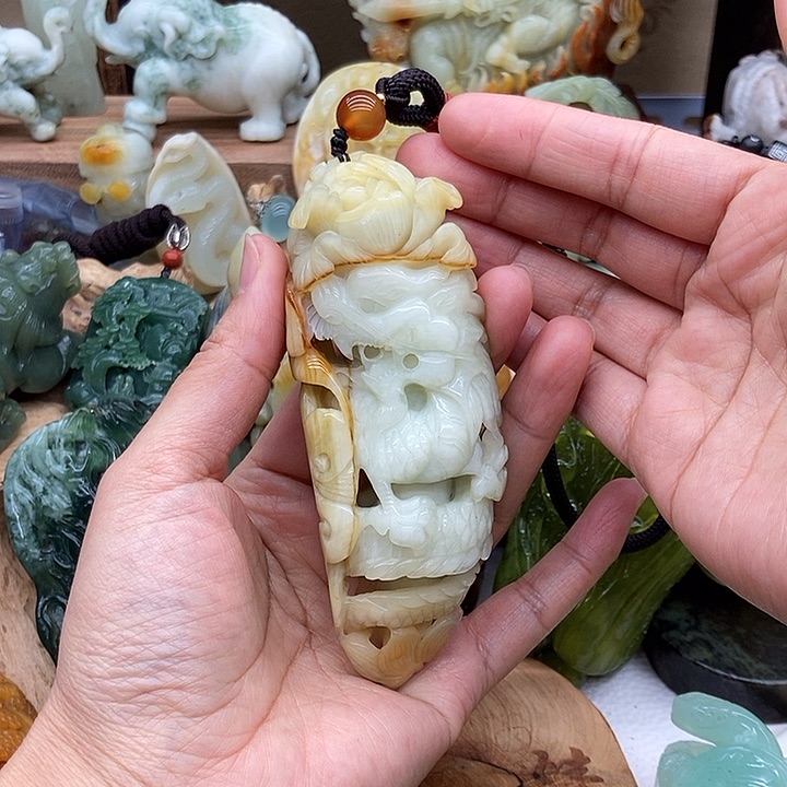 岫玉手把件未镶嵌满*飞