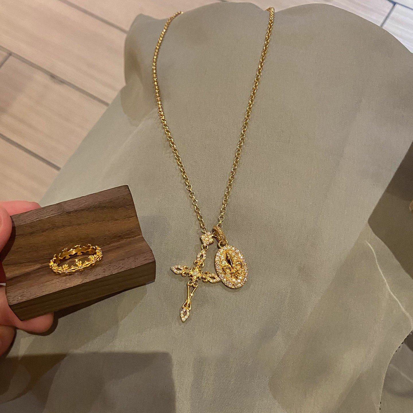 纯铜玻璃项链 小红书爆款十字鸢尾花椭圆吊牌吊坠项链轻奢高级感