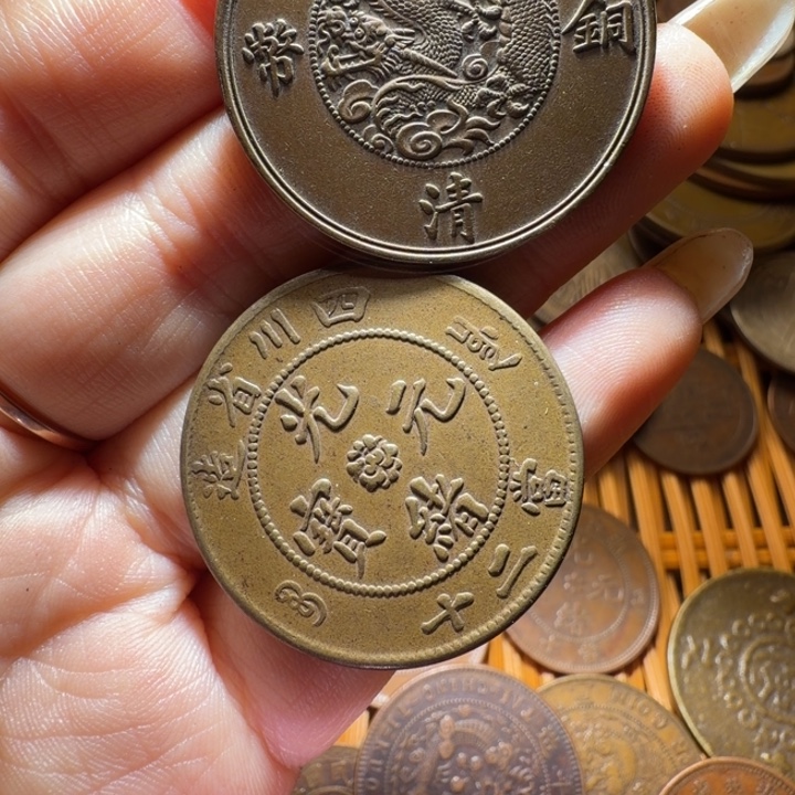 王***权两个铜币工艺品摆件