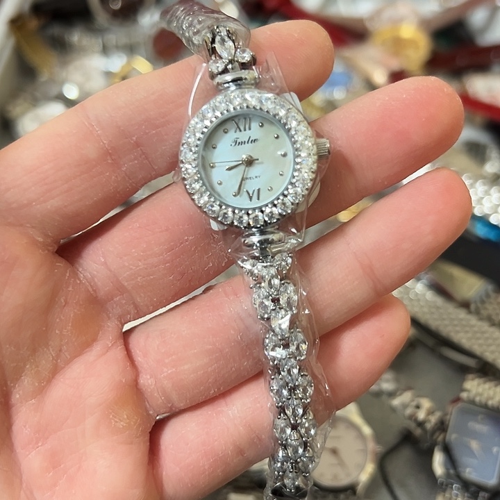 阿***曾钢牛皮（革）钢石英机芯