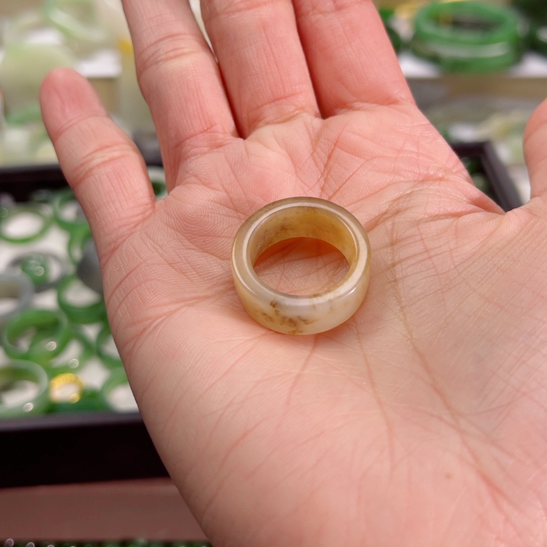 和田玉颈饰未镶嵌小**?